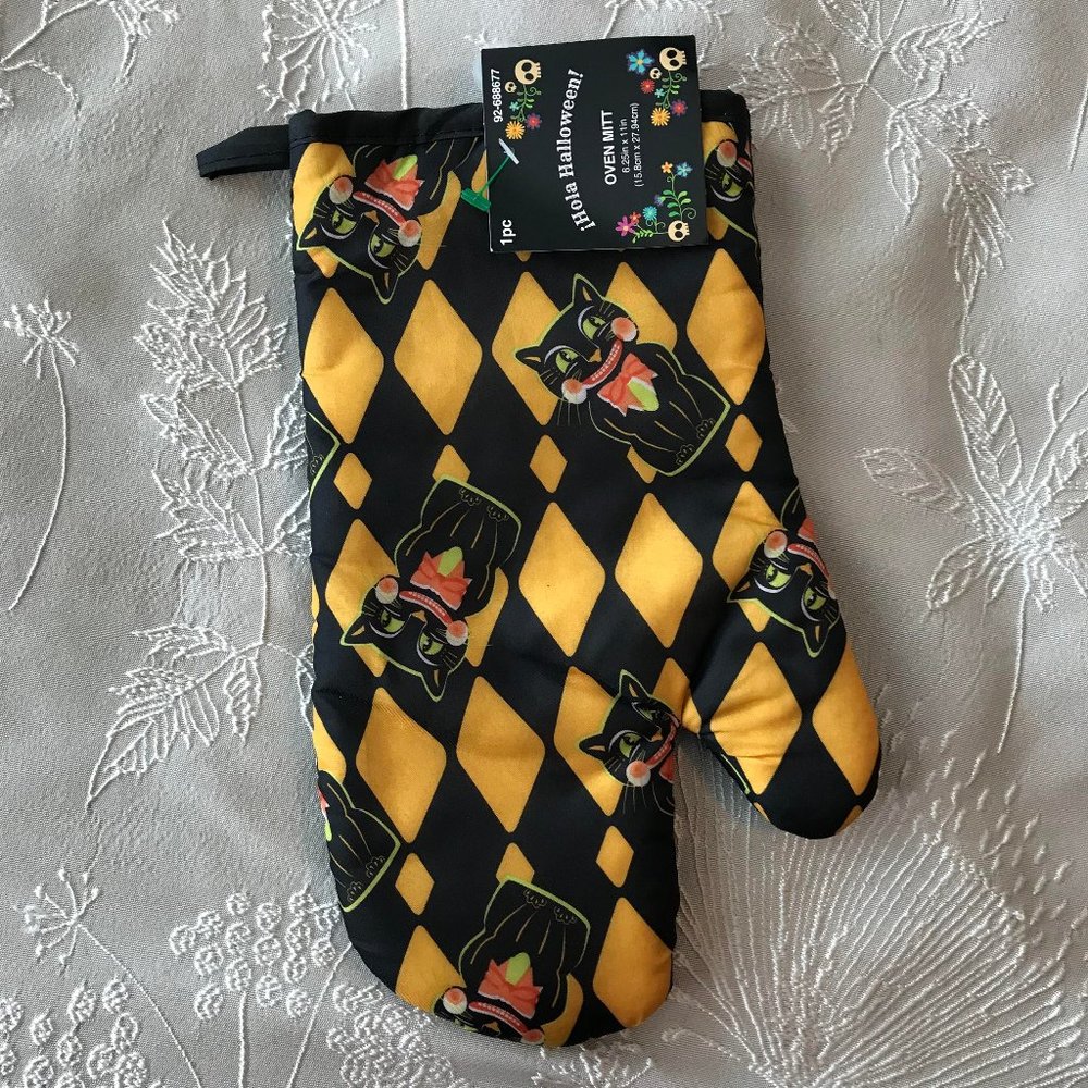 Hola Halloween Oven Mitt Black and Orange Diamond print with Black Cats NWT